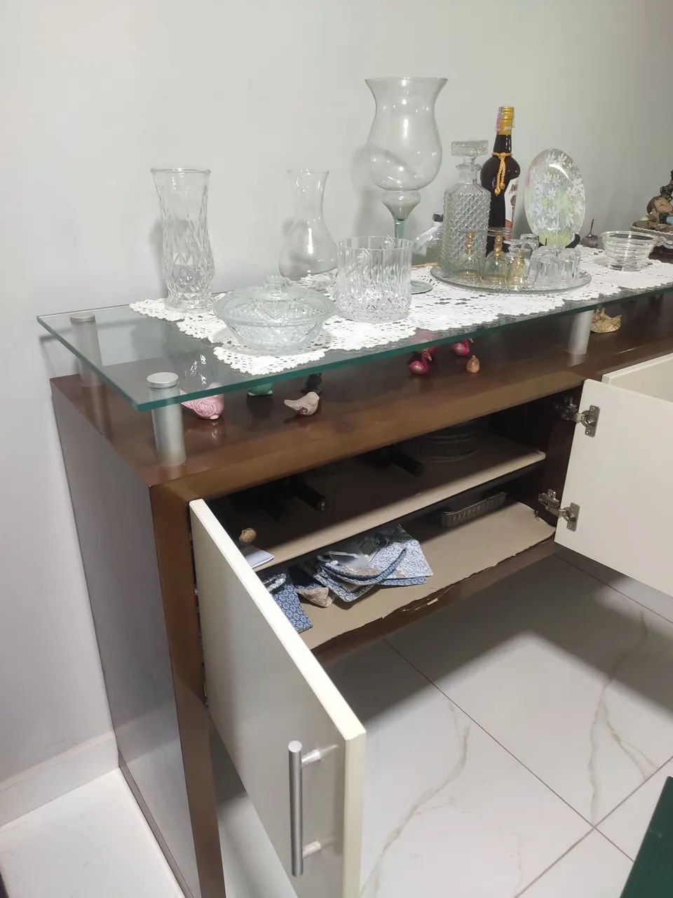Buffet em madeira e vidro - Foto 3