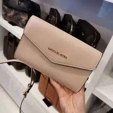 Crossbody Michael Kors original  - Foto 2