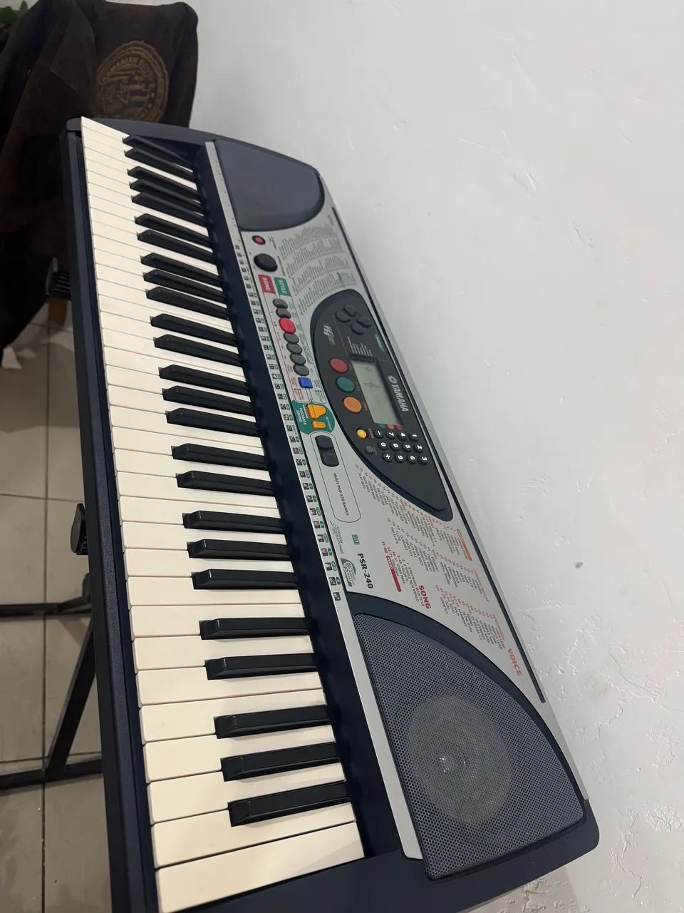 Teclado Yamaha PSR240 com pedestal e capa  - Foto 4