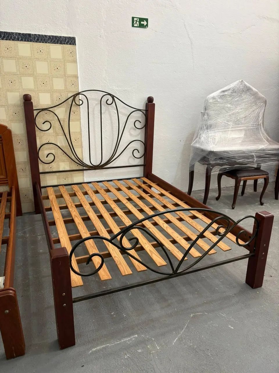 Cama de casal com pés e cabeceira de ferro - Foto 4