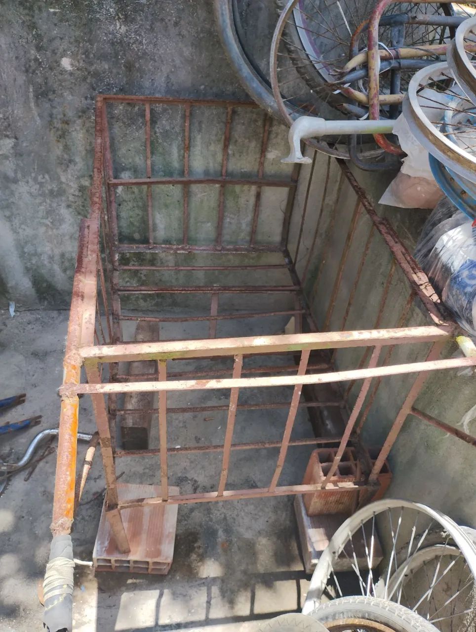 Carroça de ferros sem pneus 
