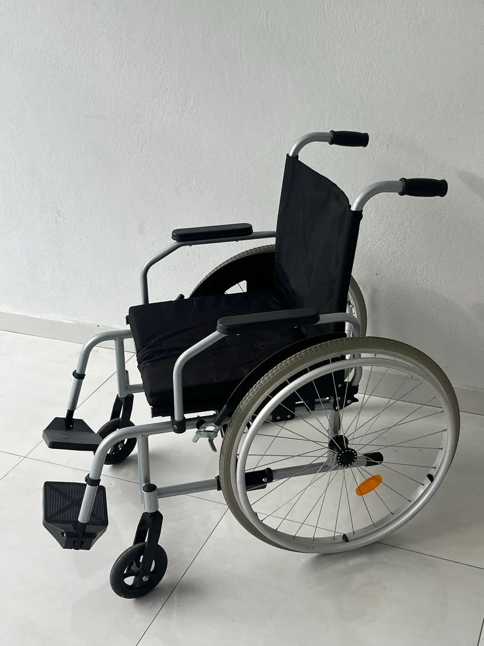 Cadeira de rodas alumínio 130kg nova  - Foto 2