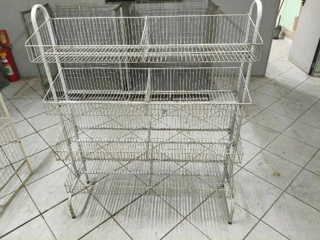 Expositor aramado com 4 prateleiras
