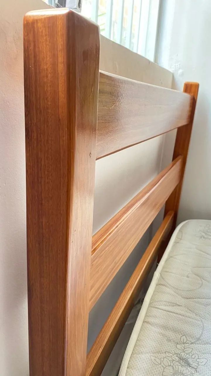 Cama solteiro em madeira maciça 