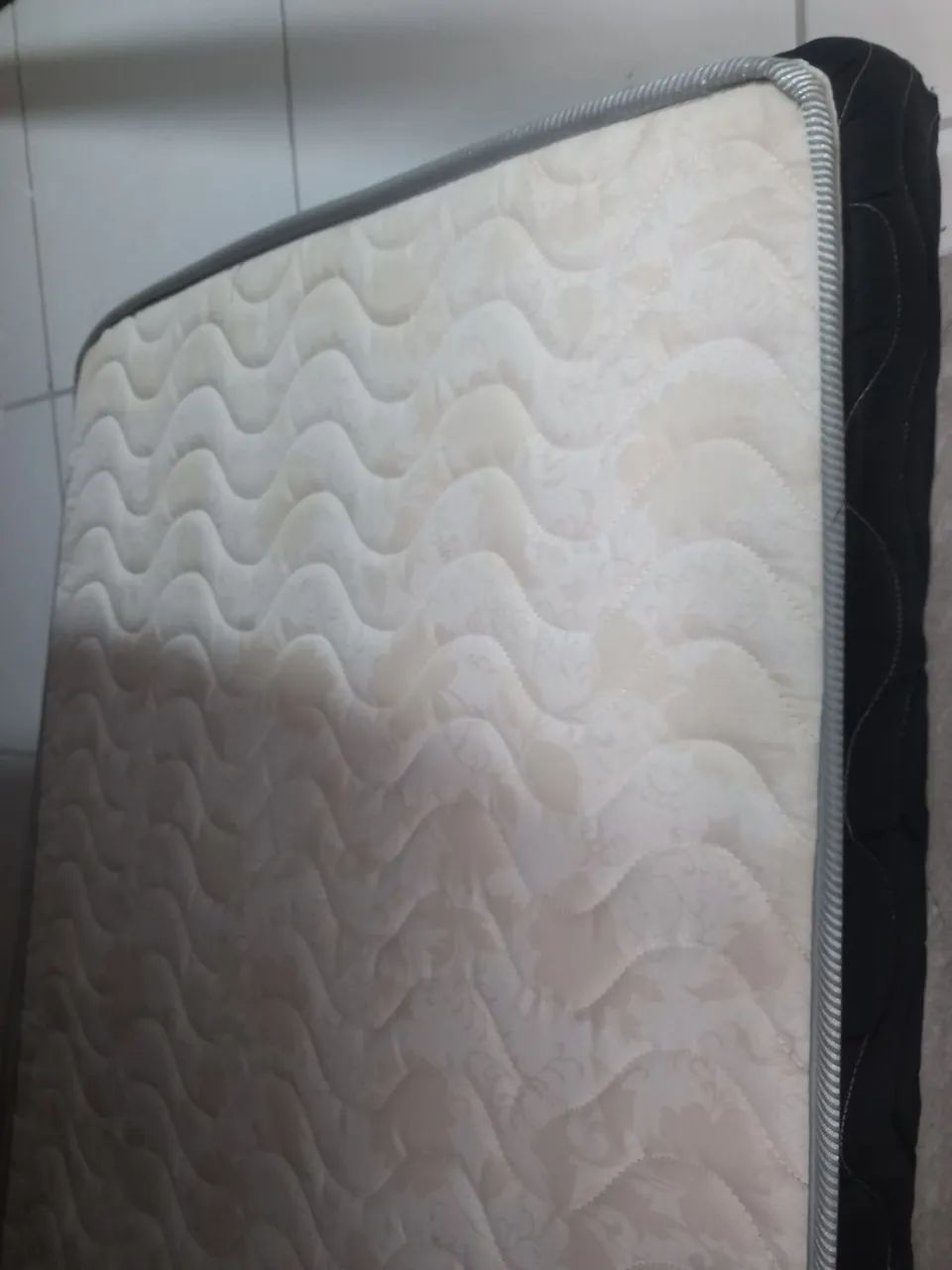 cama auxiliar c/ pés de madeira 