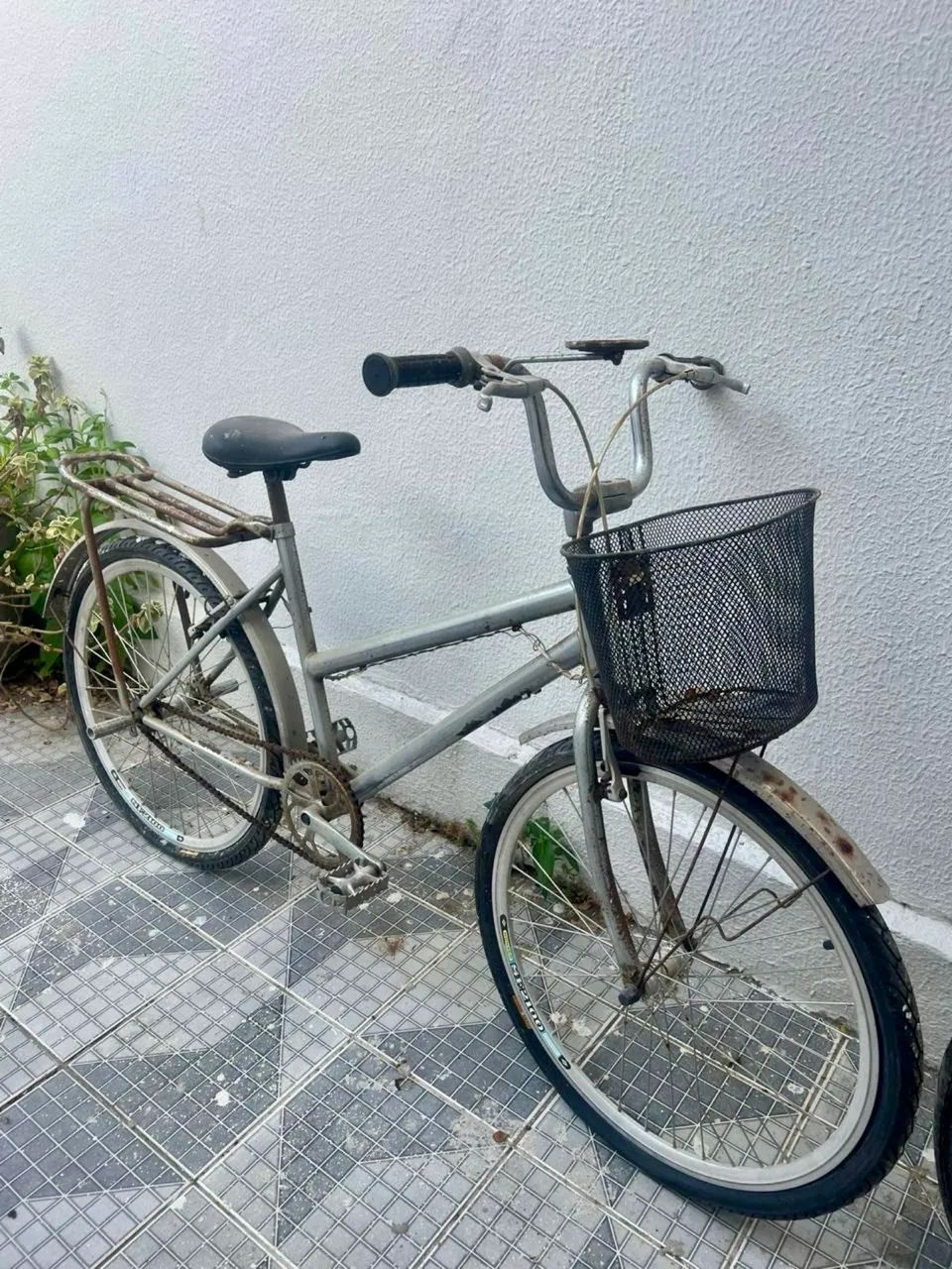 Duas bicicletas usadas modelo antigo.