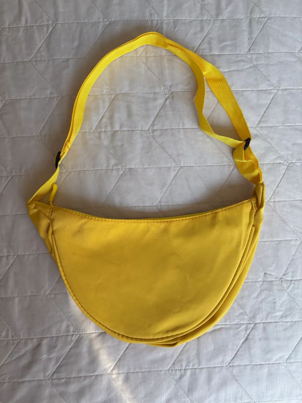 Bolsa transversal meia lua - preta/ amarela - Foto 2