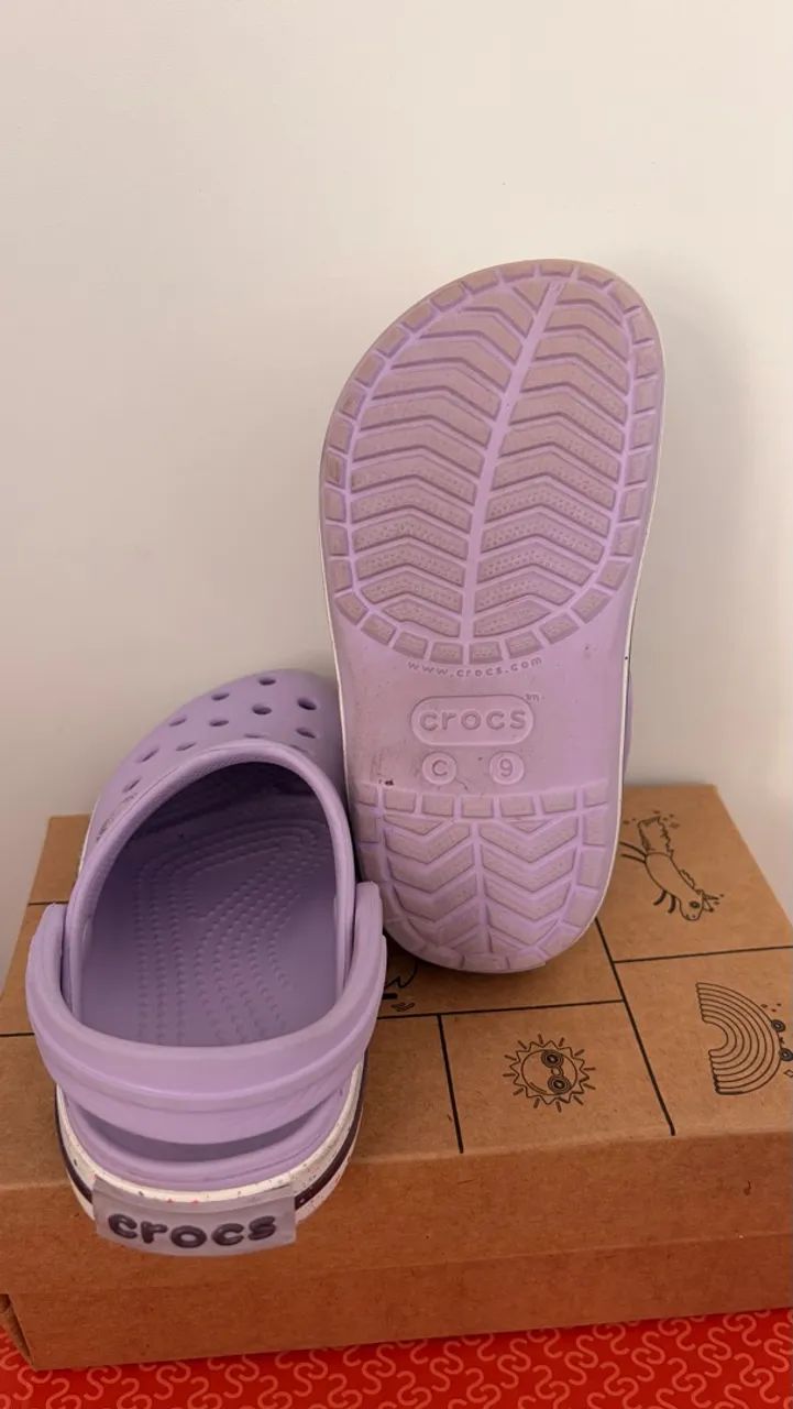 2 Crocs infantil lavanda e branco  - Foto 3