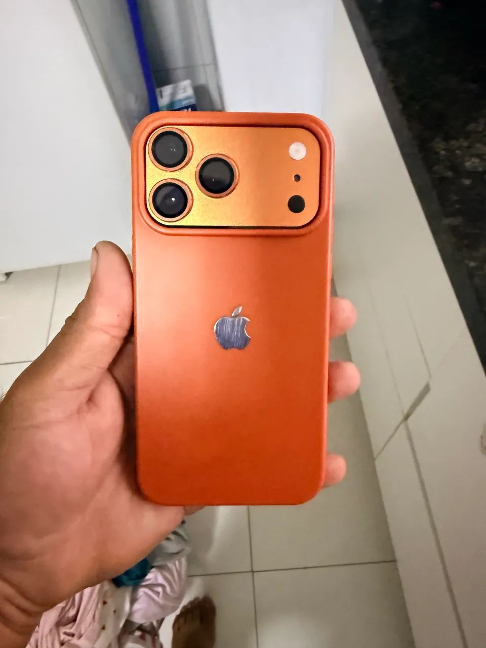 iPhone 14 Pro Max com lente e capinha do 17