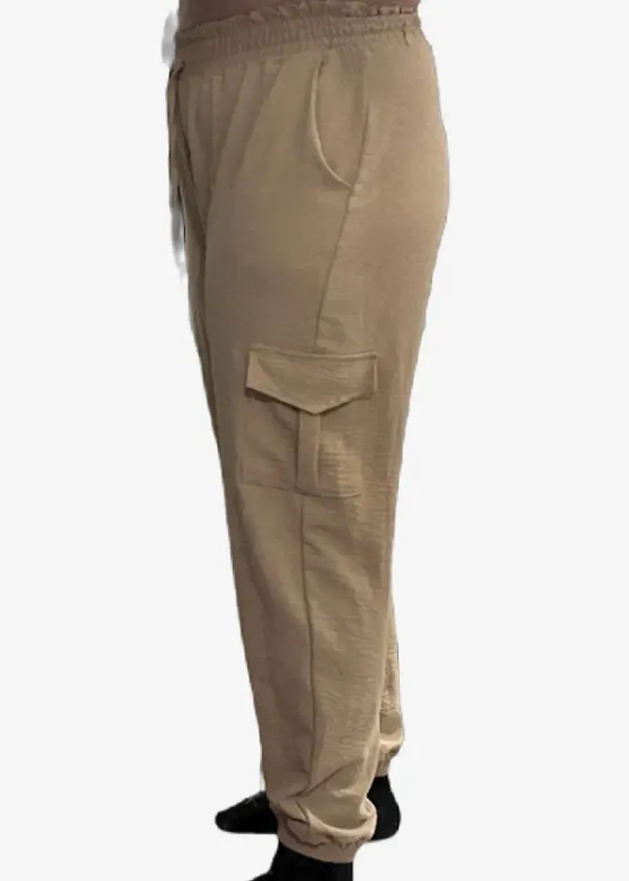Calça com tecido levinho Jogger de cor caqui