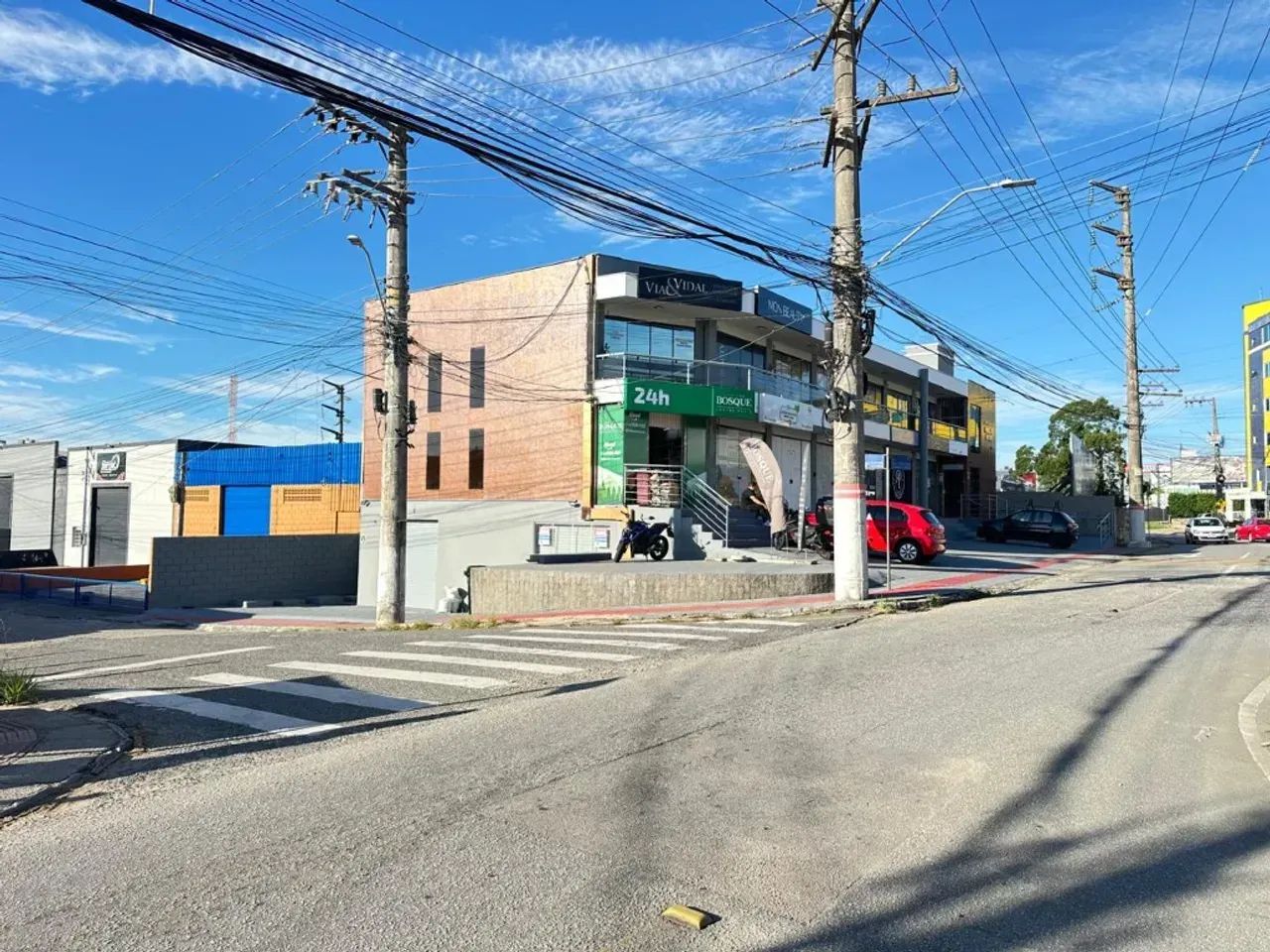 Alugo sala comercial térrea, com 400m²,  05 vagas de estacionamento descoberta na frente,  - Foto 4
