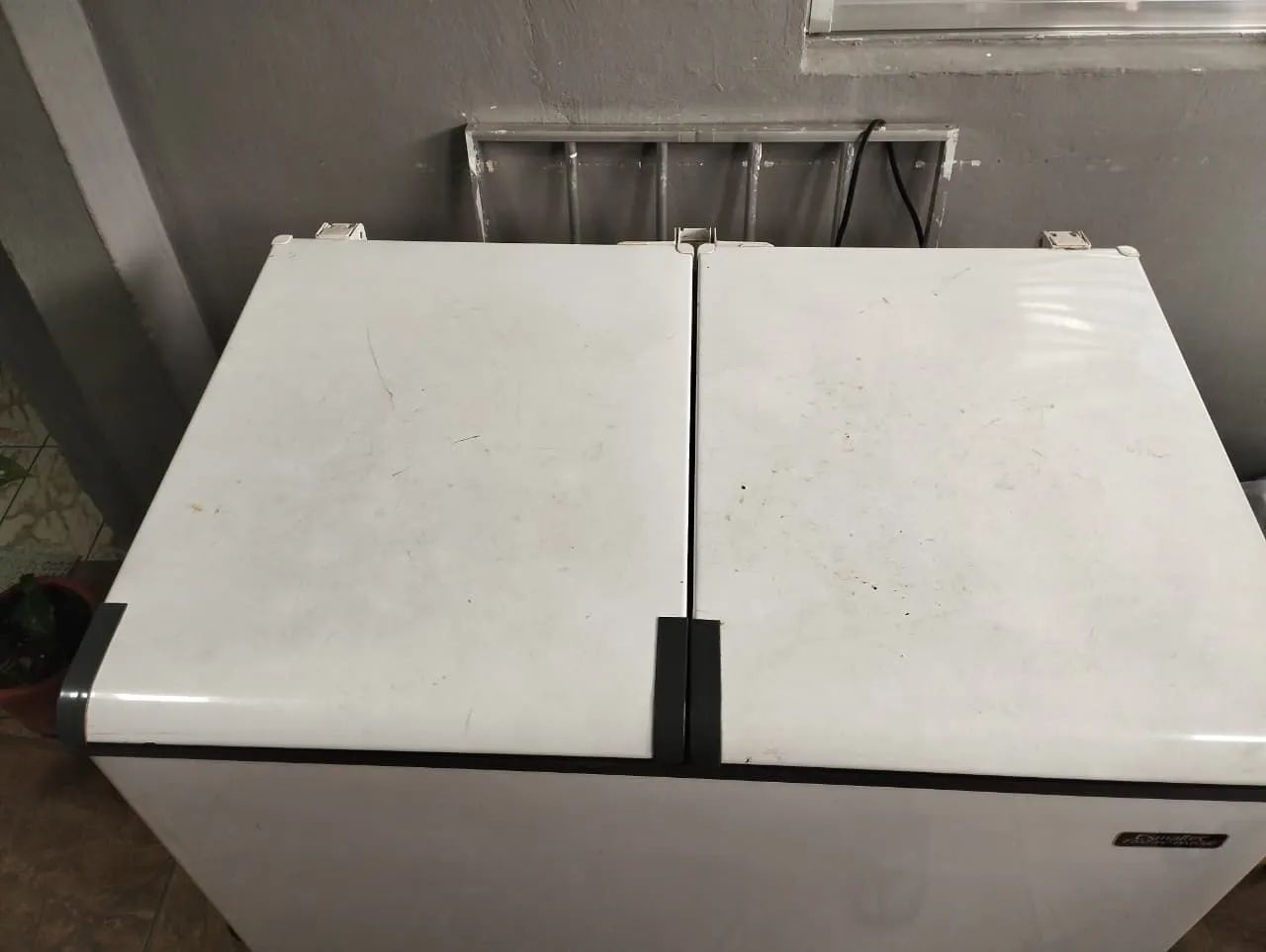 Freezer horizontal Esmaltec 350 litros 220V - Foto 4