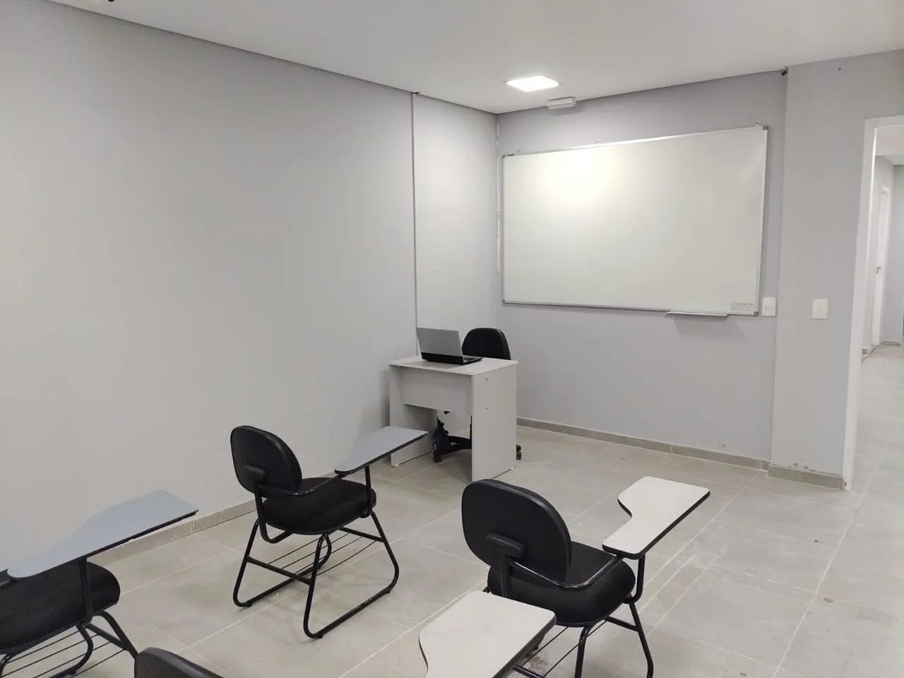 18 Cadeiras Universitárias Estofadas com Prancheta | R$ 160 cada | Aceito Propostas - Foto 2