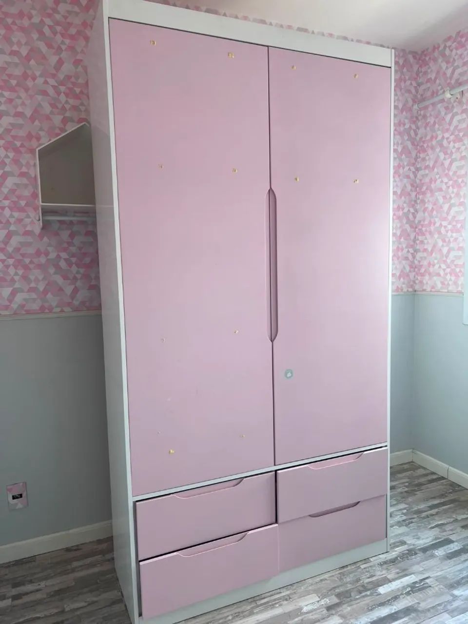 Guarda roupa braco e rosa 2 portas 4 gavetas