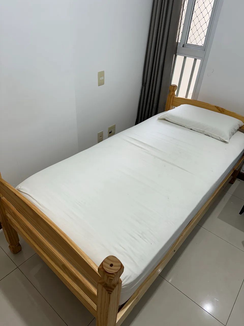 Cama de madeira para colchão de solteiro