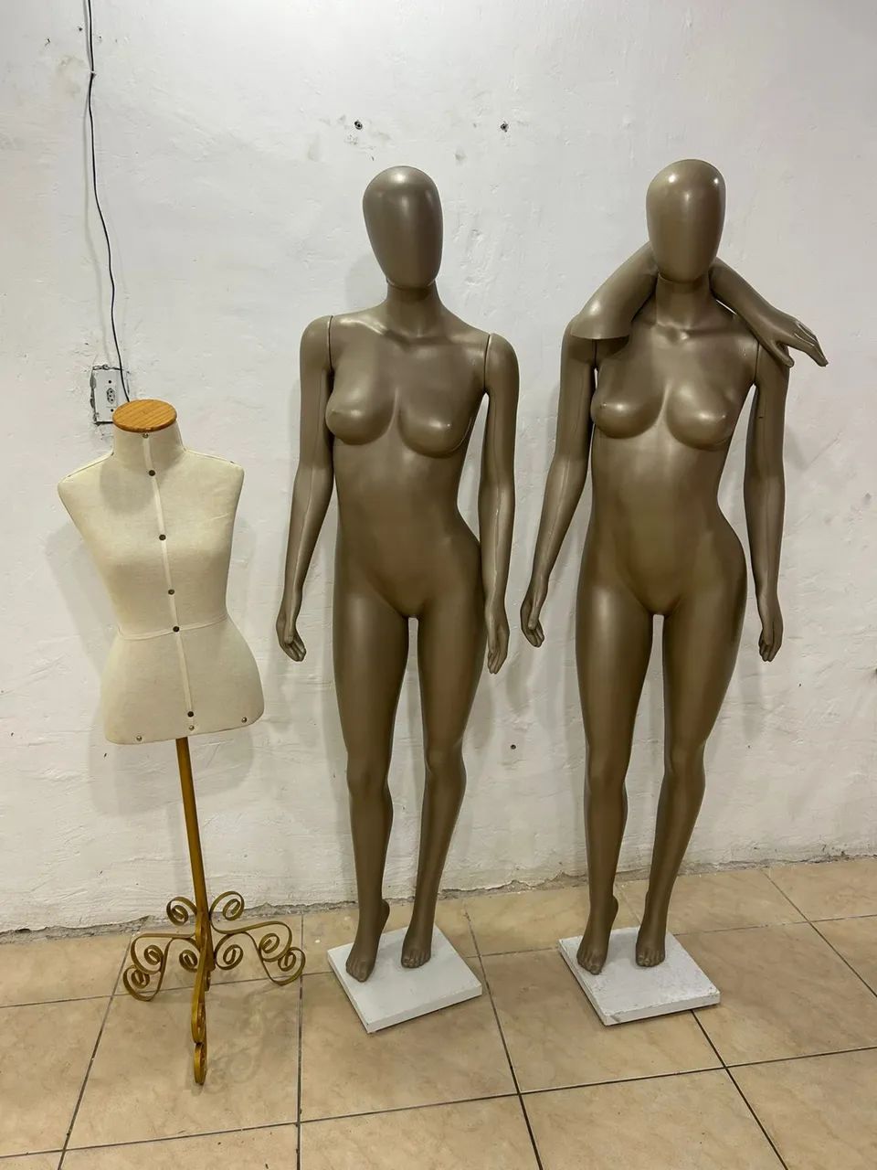 Arara de roupa e manequins  - Foto 2
