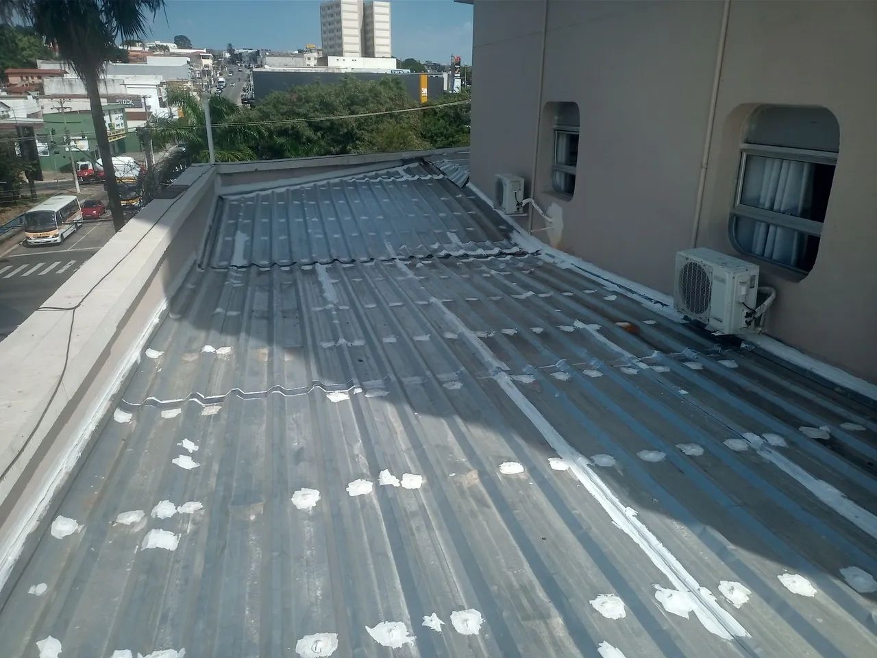 Manutenção e impermeabilização de calhas , rufos e telhado. - Foto 2