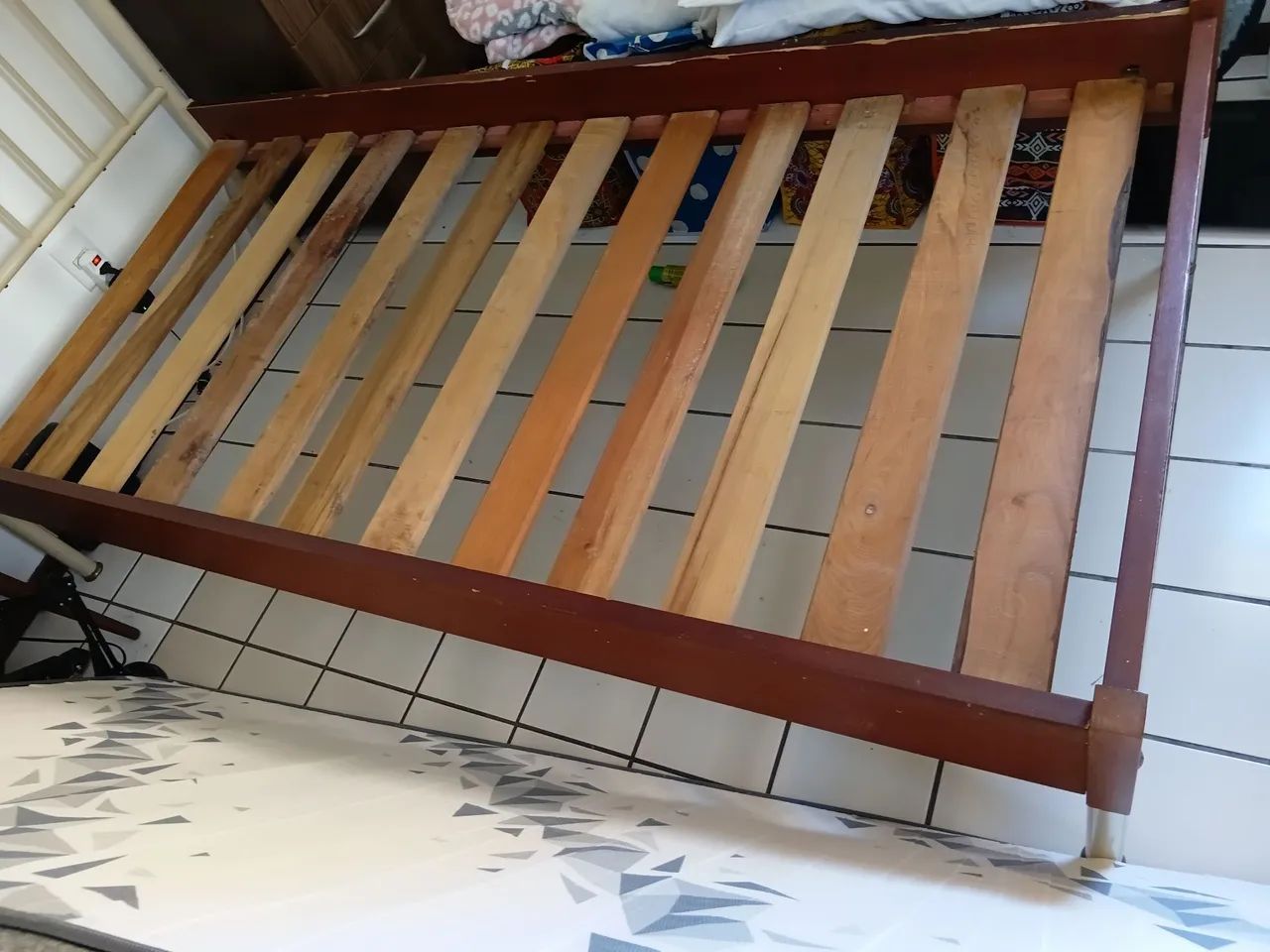 Cama de solteiro em bom estado, com colchão  com pouco uso - Foto 4