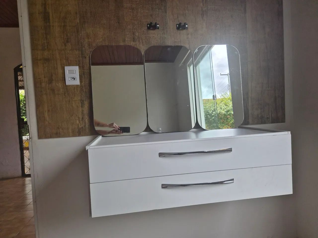 Vendo cômoda de parede com dois espelhos - Foto 2