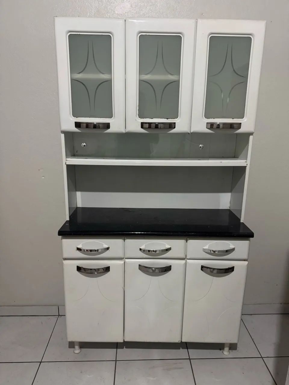 Armário de cozinha em ótimo estado
