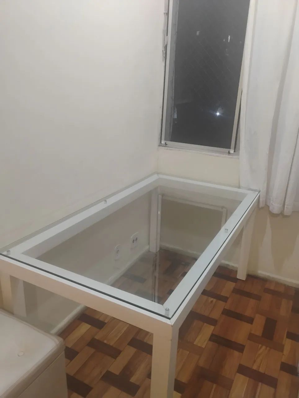 Mesa de jantar sem as cadeiras 