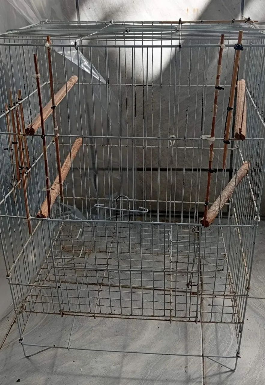 Gaiola para pássaros com pequeno defeito 