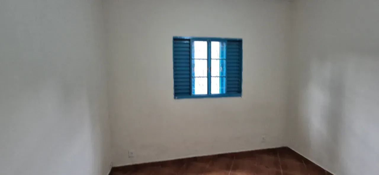 Alugo casa com 3 cômodos e vaga para 1 moto - Foto 4