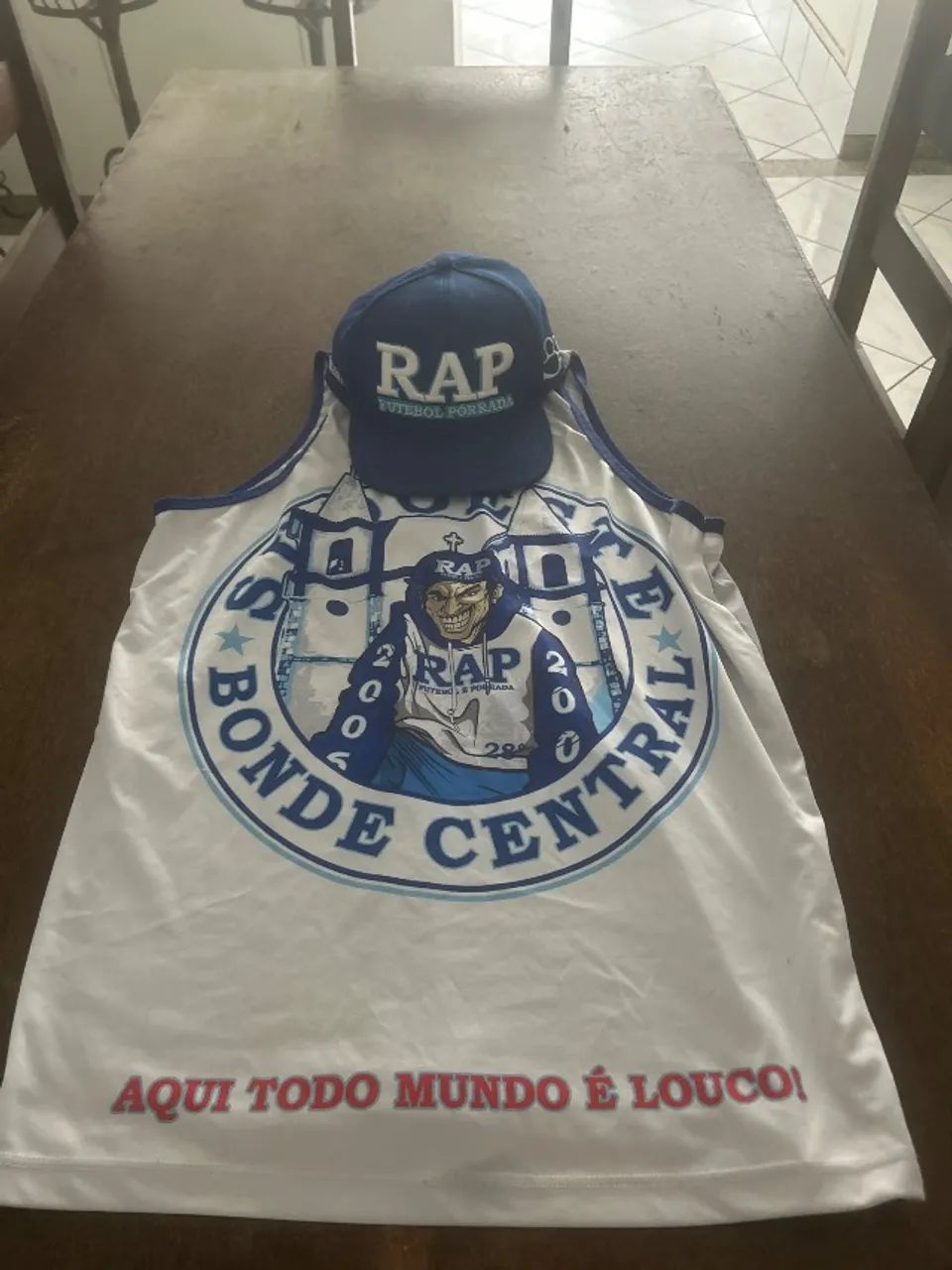 Boné e blusa pra sair rápido no precinho 