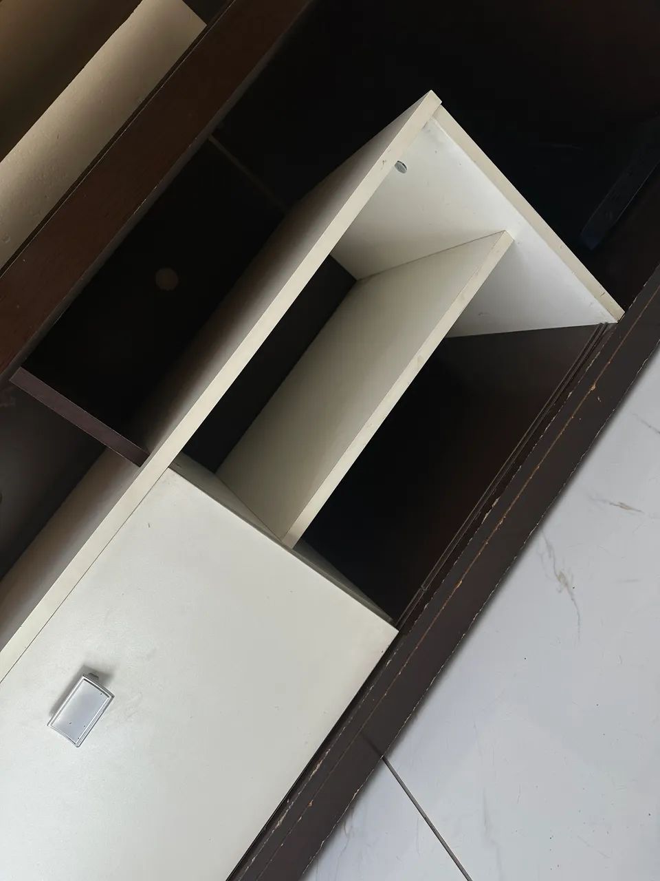 Rack para TV de madeira marrom com nichos - Foto 2