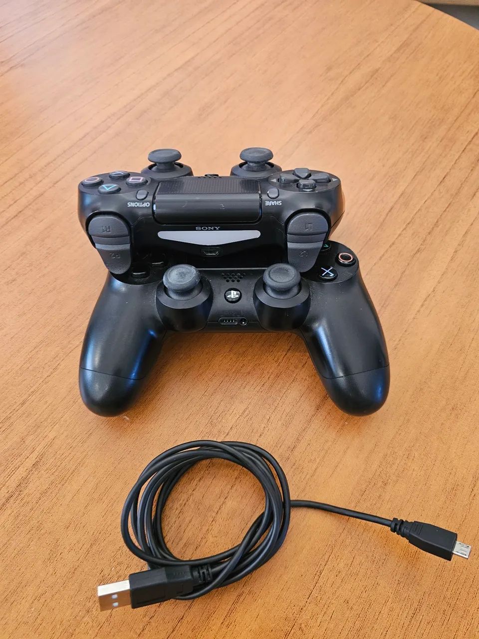 DOIS CONTROLES PS4 COM UM CABO PARA CARREGADOR  - Foto 3