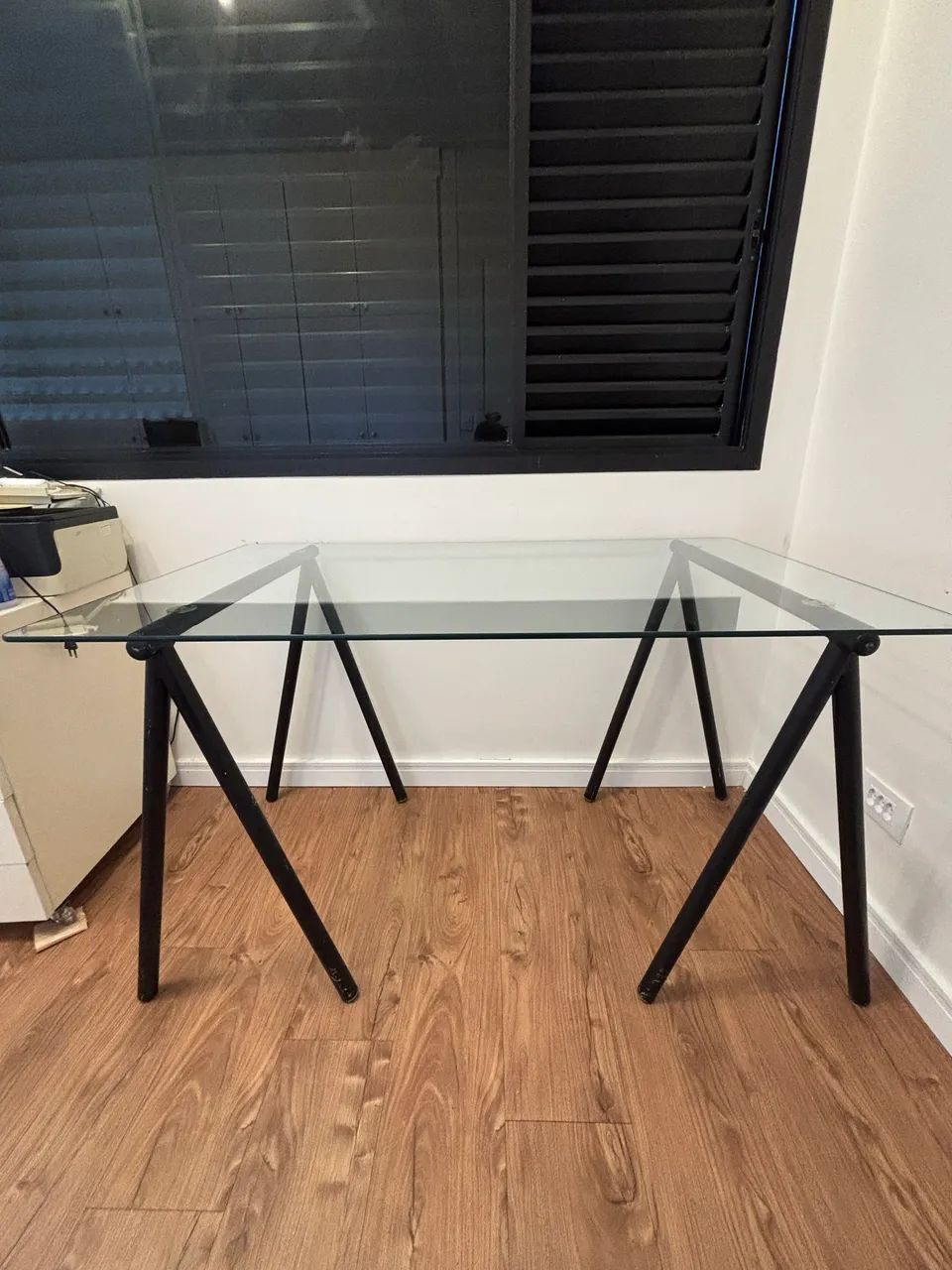 Mesa de vidro com cavalete Tok&Stok - Foto 2