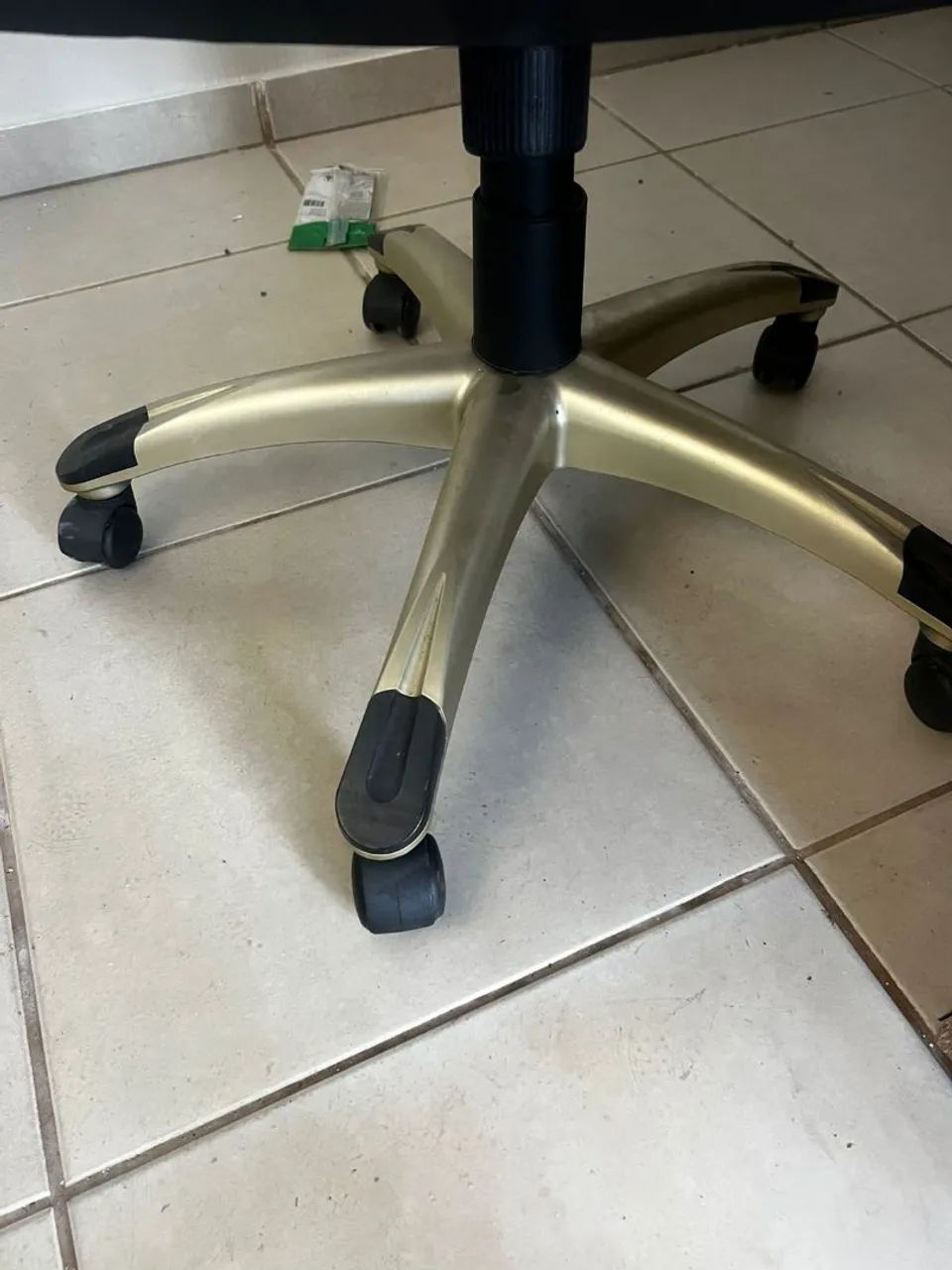 Cadeira Presidente Luxo - Ergonômica e Elegante (Preto e Dourado) - Foto 4