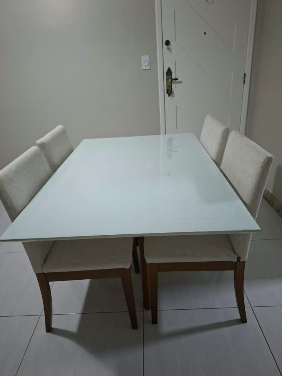 Mesa semi nova somente a mesa ((não estão inclusas as cadeiras)) - Foto 2