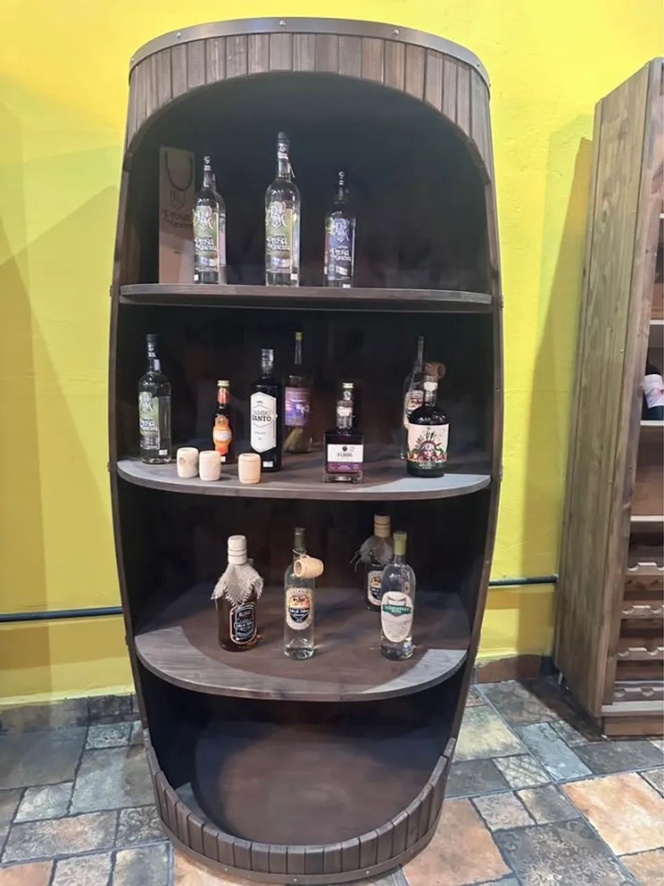 Expositor de produtos em formato de Barril