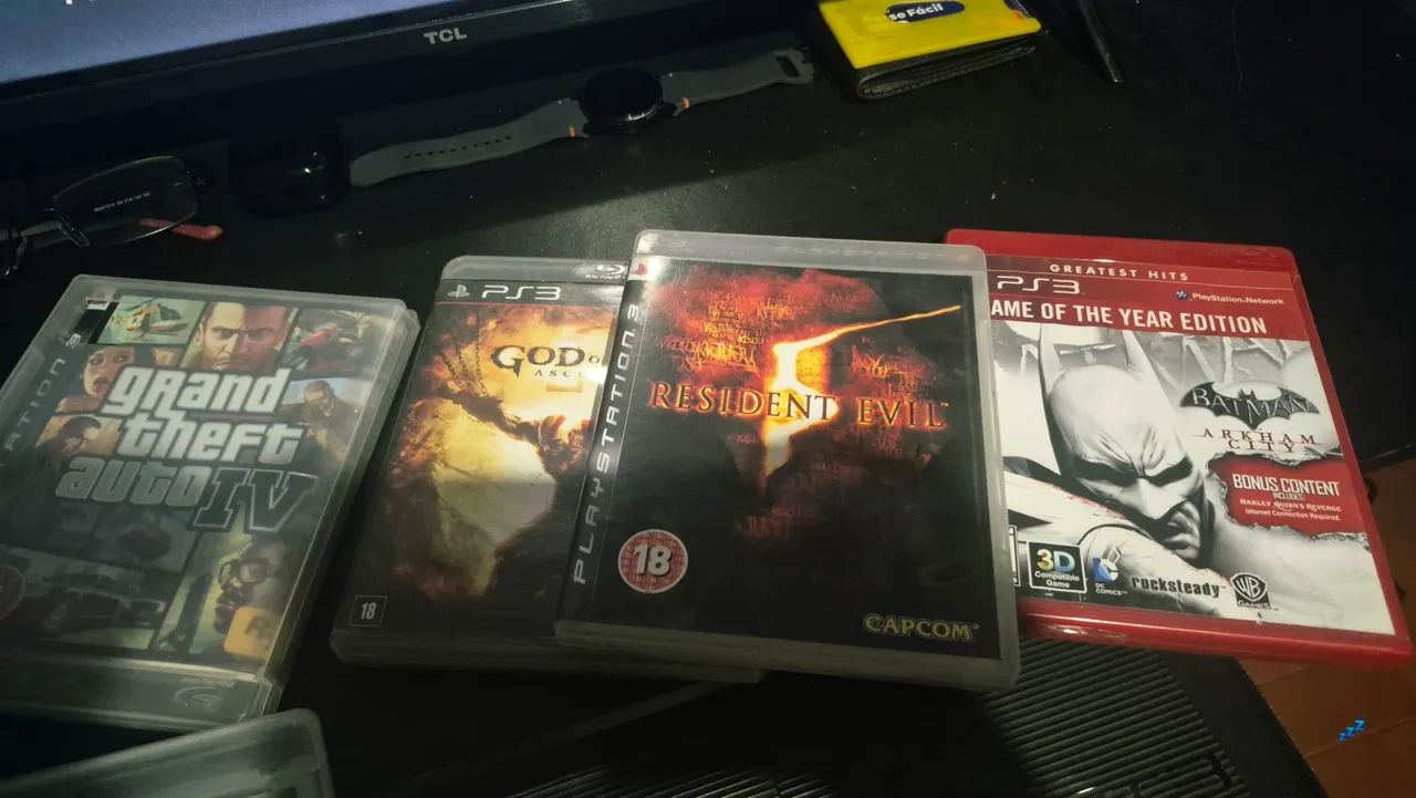 PS3 LOTADO DE JOGO COM 2 CONTROLES - Foto 3