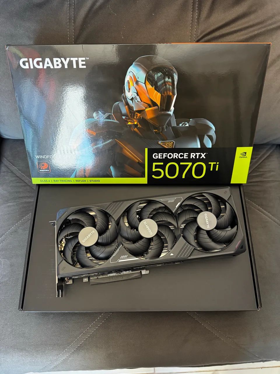 RTX 5070 Ti GIGABYTE SFF 16GB  - Foto 3