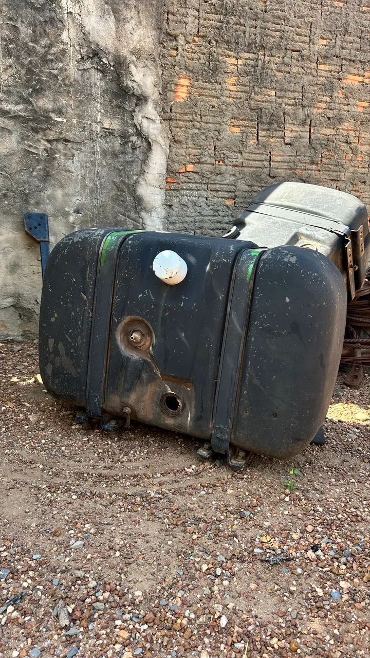Vendo 2 tanques de 275 litros com suporte 