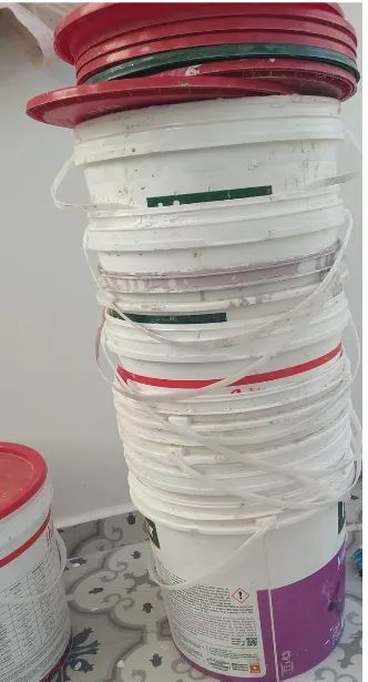 Vendo baldes vazios
