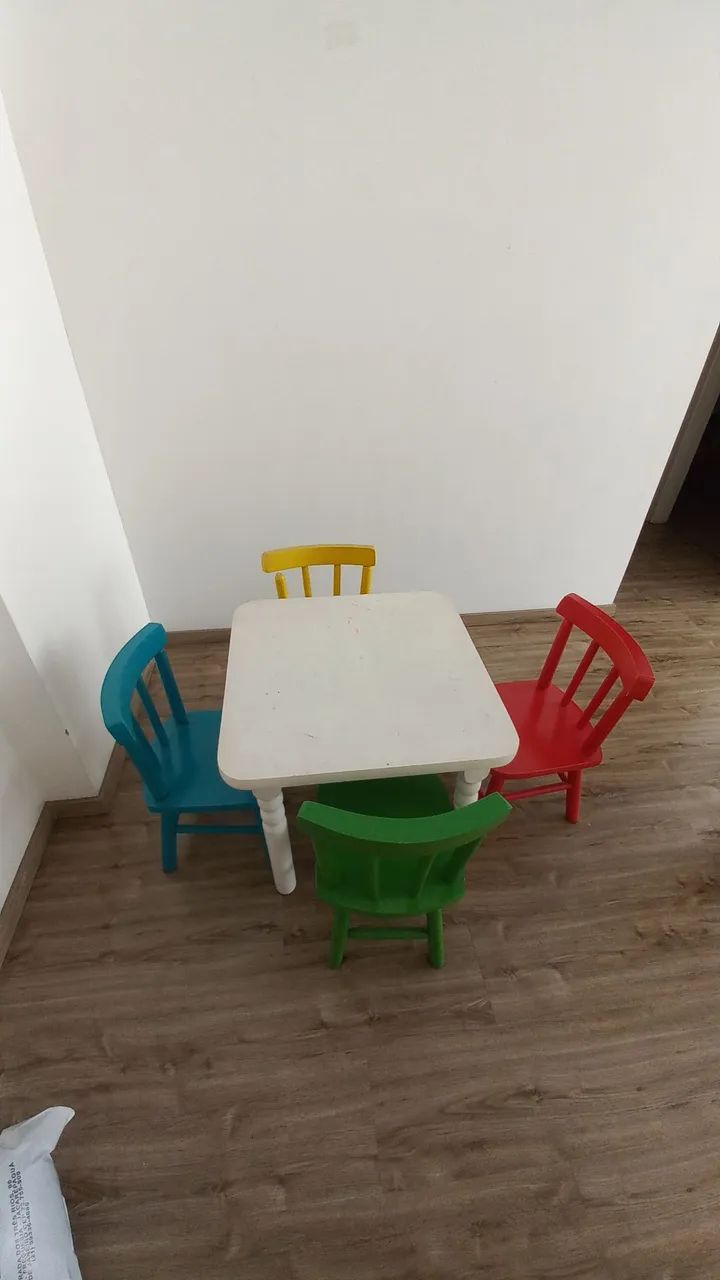 Mesa infantil com 4 cadeiras