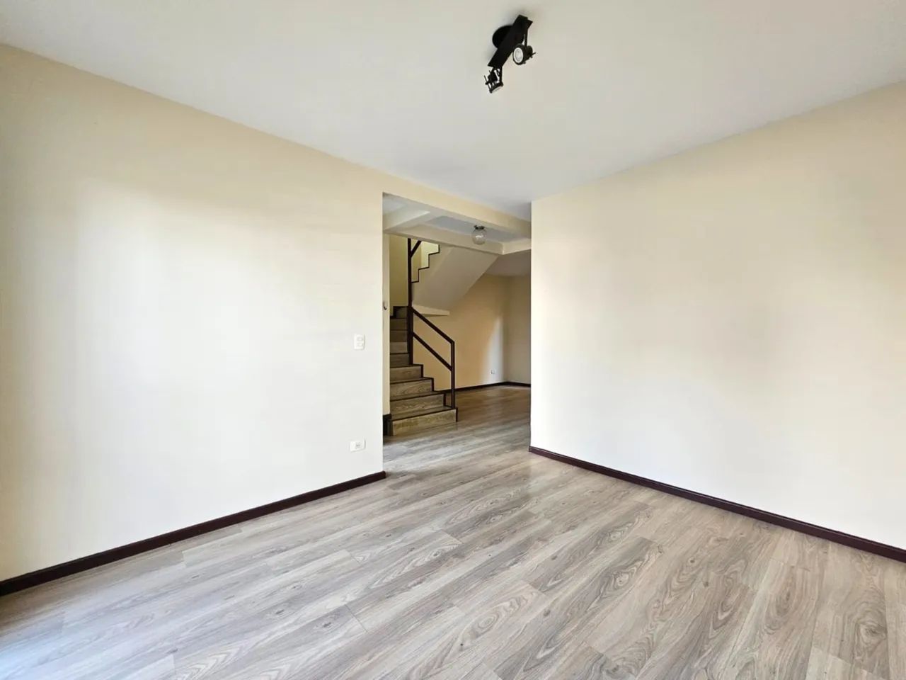 Sobrado com 3 quartos para alugar por R$ 3000.00, 100.43 m2 - HAUER - CURITIBA/PR - Foto 2