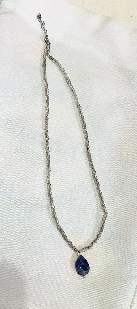 Vende-se Colar com pedra natural Sodalita com acabamento extras no Colar. 