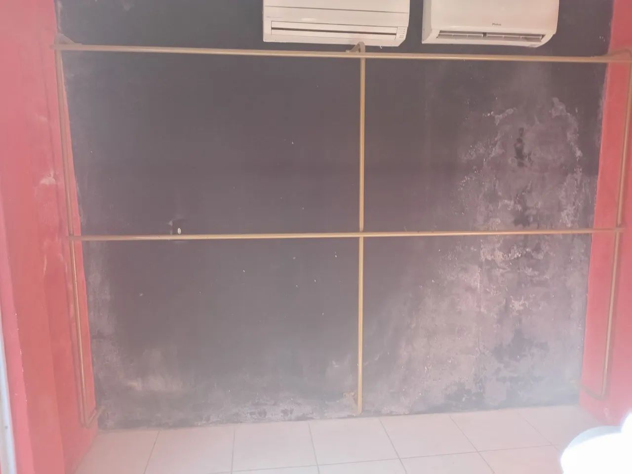 Arara de roupas de parede p/ loja