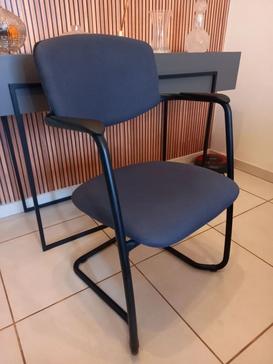 Cadeira fixa com braço  - Foto 2