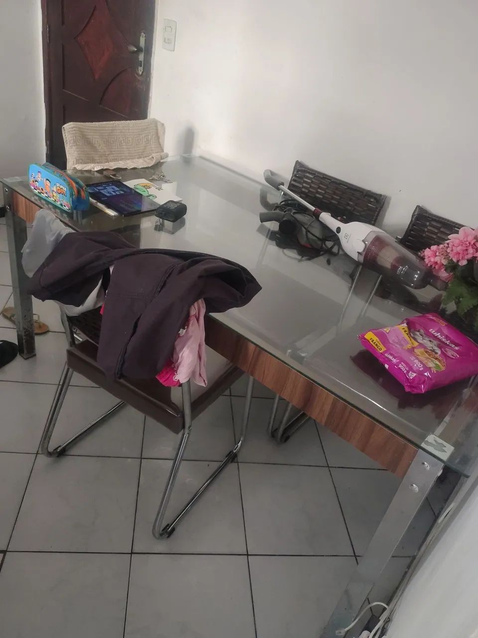 Mesa de vidro com cadeiras de ferro - Foto 2