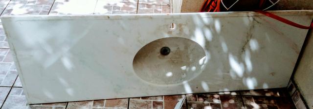 Pia para banheiro com tampo em mármore branco
