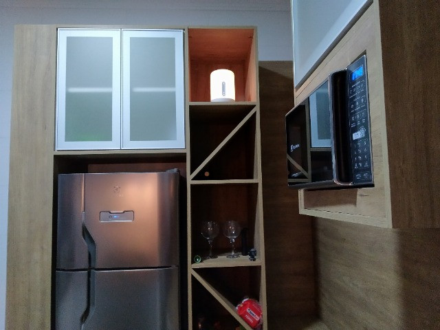Jardim Ipê, casa com pé direito elevado, armários planejados e área gourmet com ofurô - Foto 3
