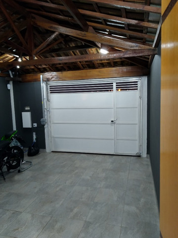 Jardim Ipê, casa com pé direito elevado, armários planejados e área gourmet com ofurô - Foto 9