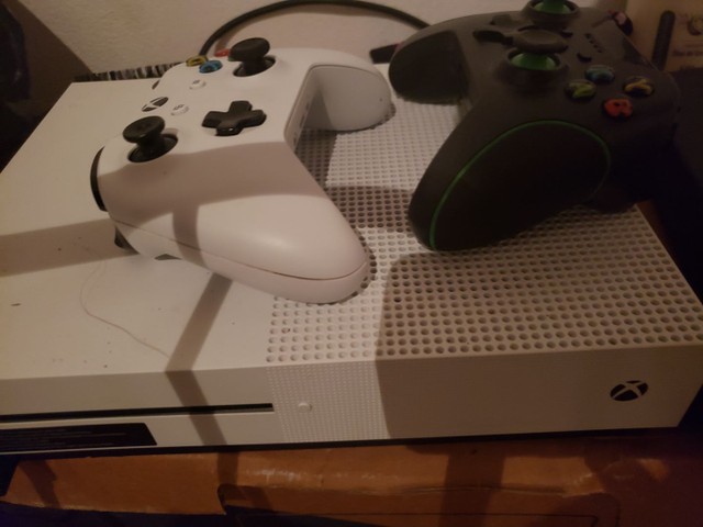 Xbox one s com dois controles 