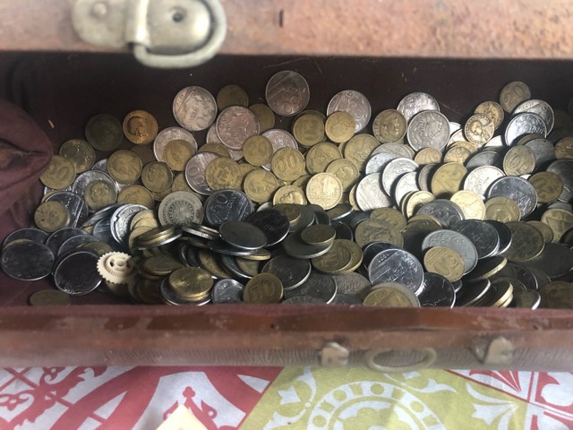 Maleta com várias moedas antigas 