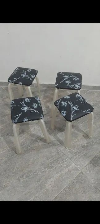 4 Banquetas com Estofado Floral